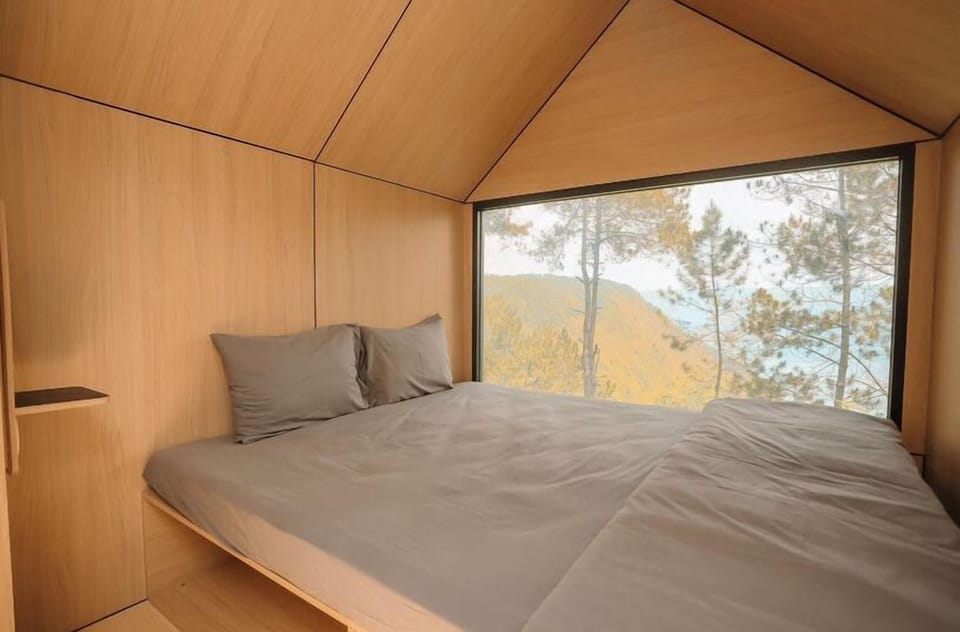 Deluxe Cabin, 1 King Bed | Desk, WiFi (free), bed sheets