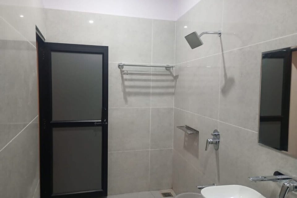 Deluxe Room | Bathroom | Shower, rainfall showerhead, free toiletries, slippers