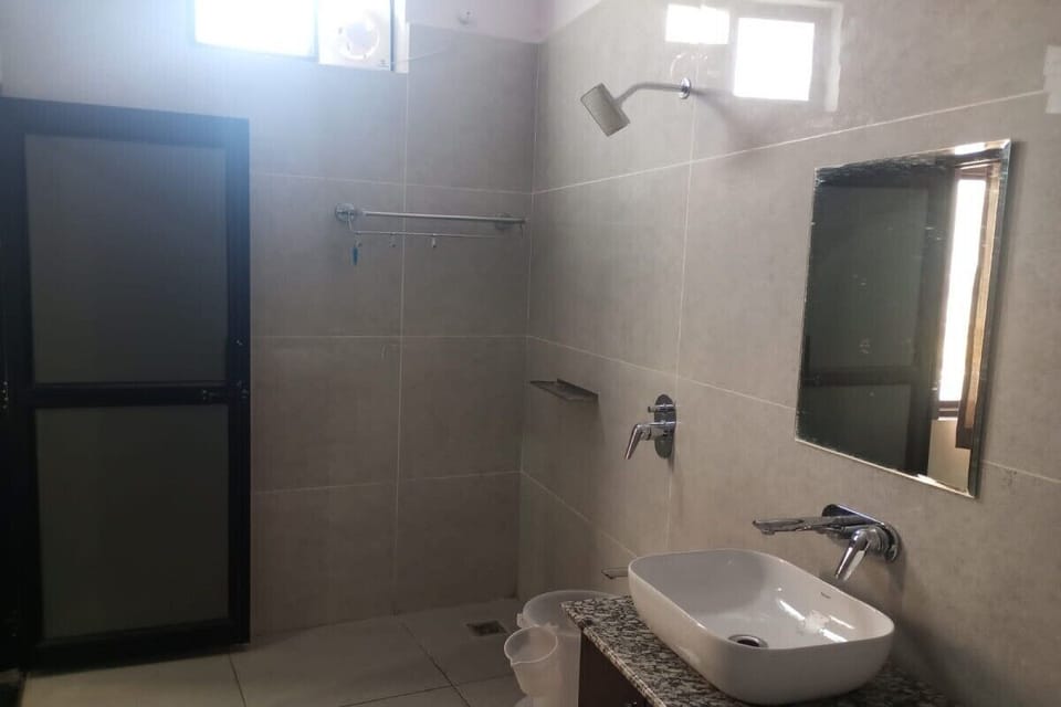 Standard Room | Bathroom | Shower, rainfall showerhead, free toiletries, slippers