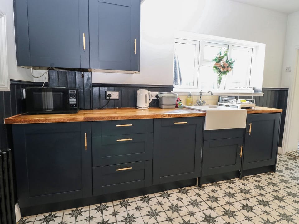Cottage | Private kitchen | Dishwasher, cookware/dishes/utensils