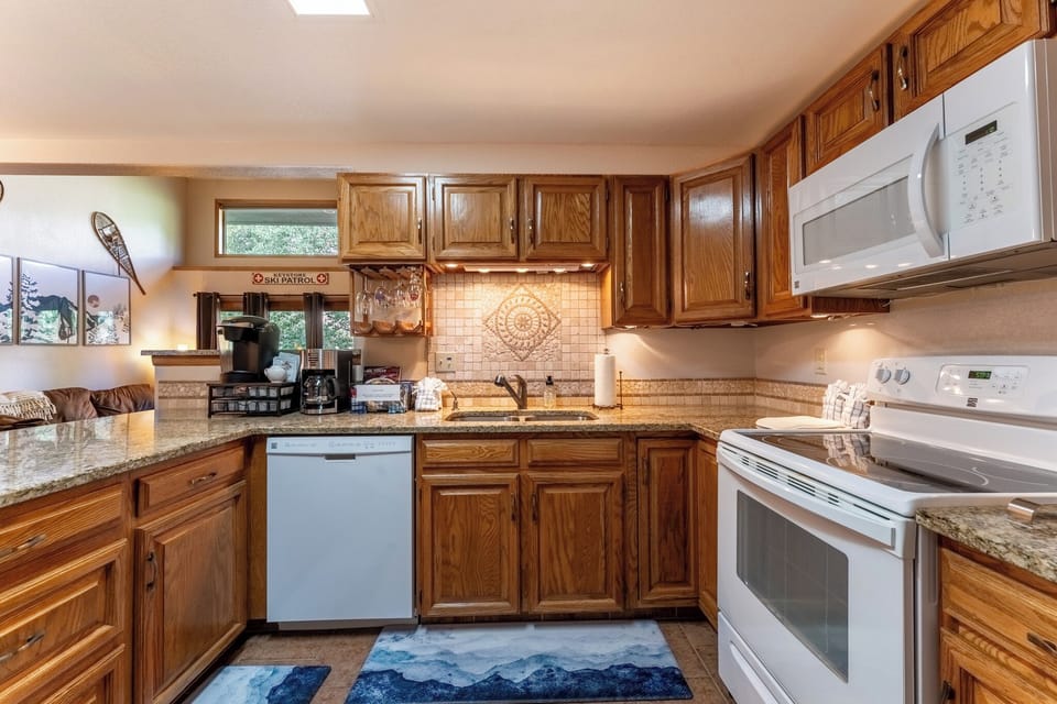 Full kitchen with all the essentials.