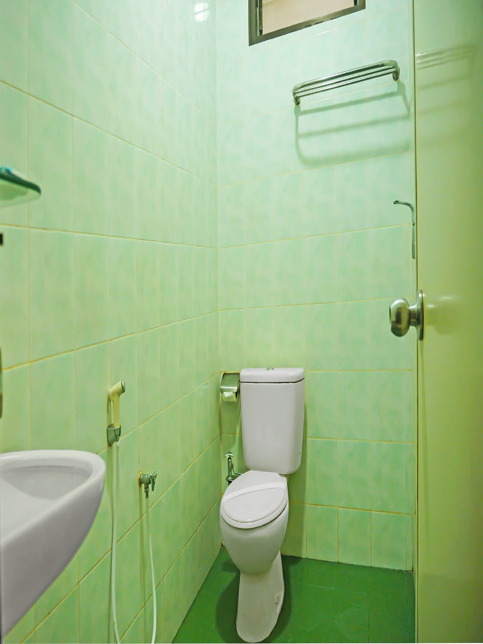 Shower, towels, soap, shampoo