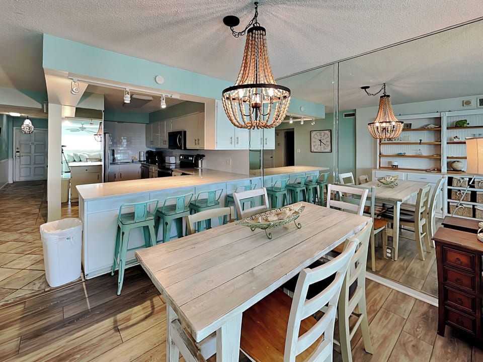 Dining Area and Breakfast Bar