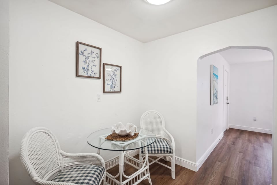 Breakfast Nook to seat 2