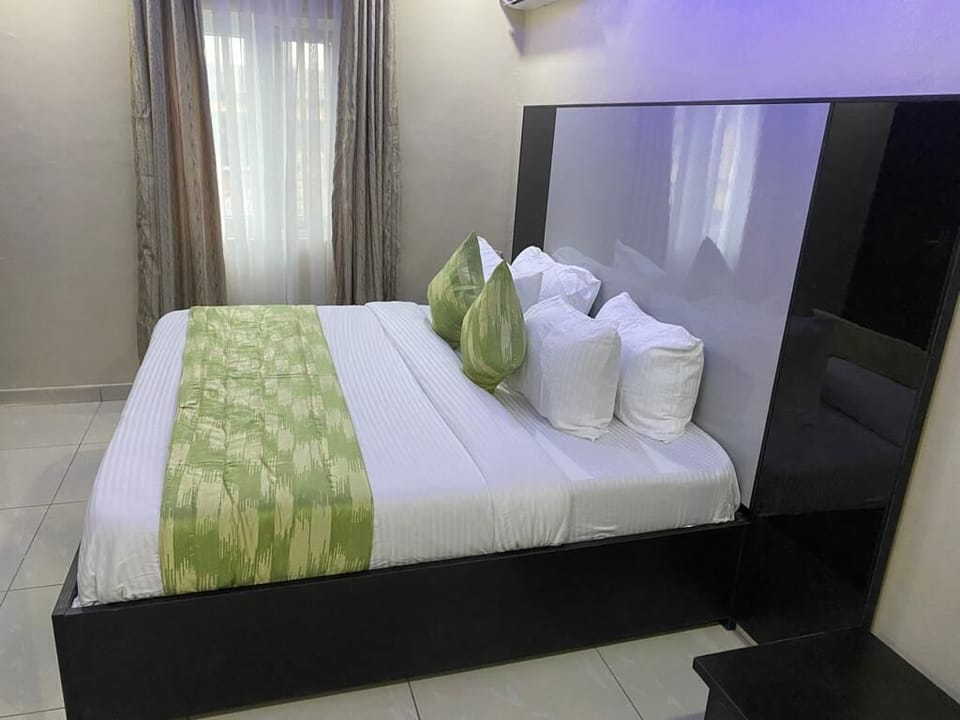 Royal Double Room Single Use | Individually furnished, desk, laptop workspace, free WiFi