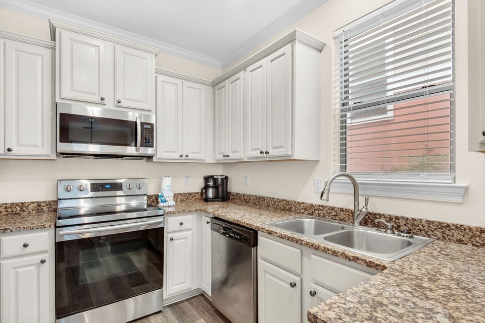 Full kitchen