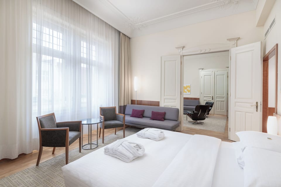 Suite | Hypo-allergenic bedding, in-room safe, desk, laptop workspace