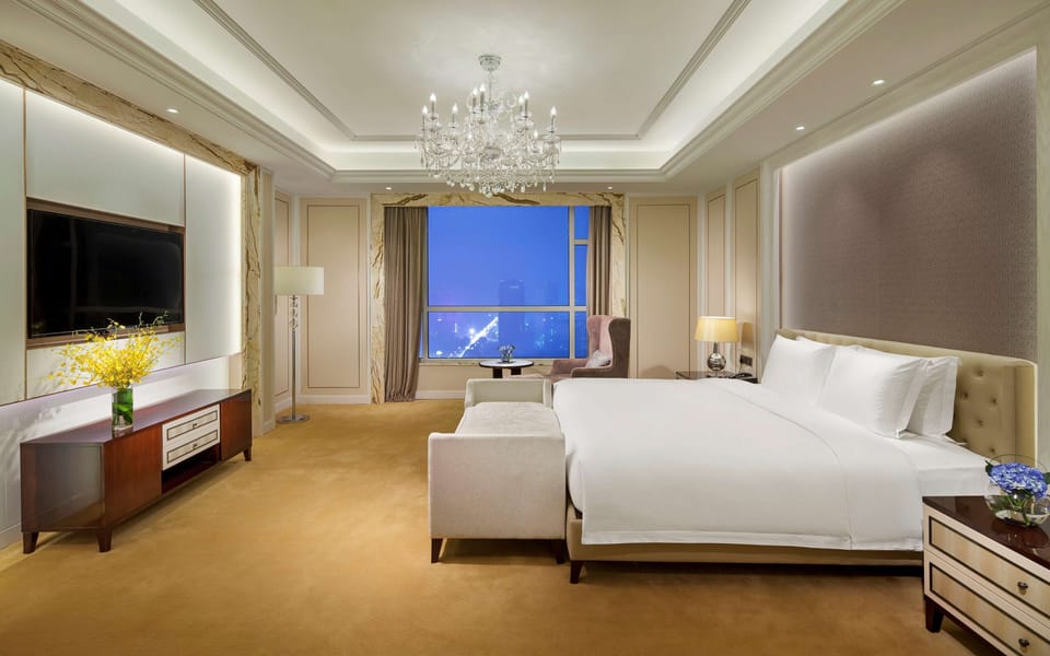 Premium bedding, down comforters, minibar, in-room safe
