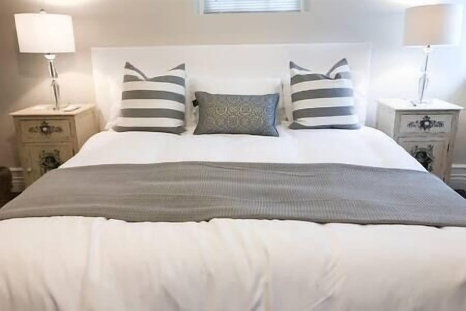 Primary Bedroom (King Size Bed)