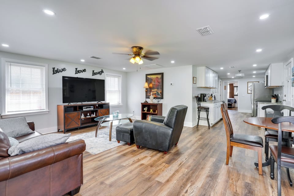 Living Room | Queen Sleeper Sofa | Smart TV | WiFi | Central A/C