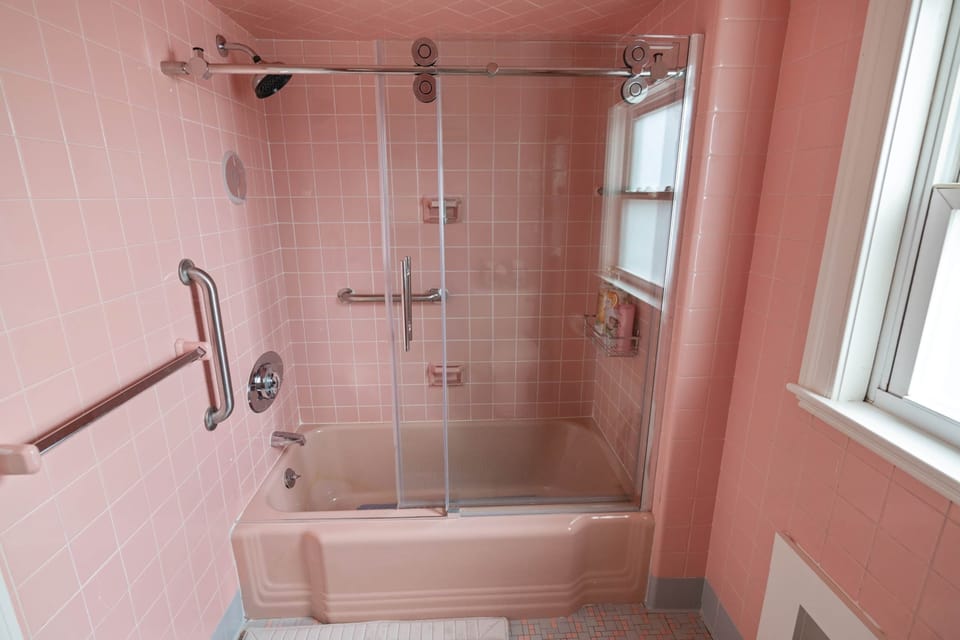 2nd floor Bathroom (bathtub) (2)