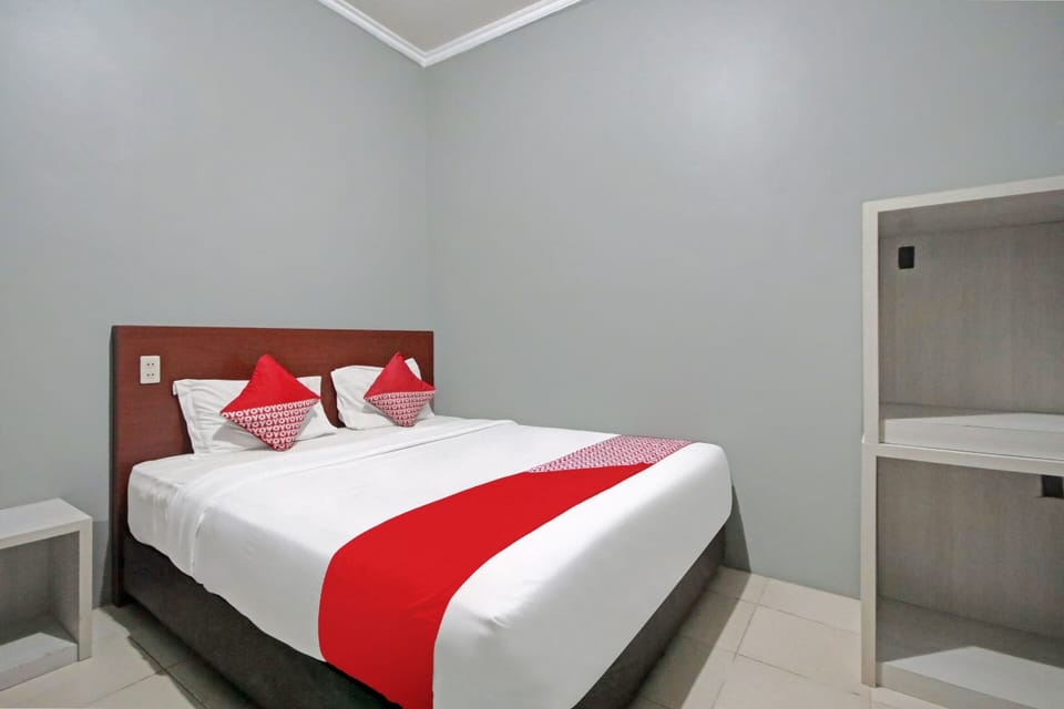 Laptop workspace, WiFi (free), bed sheets