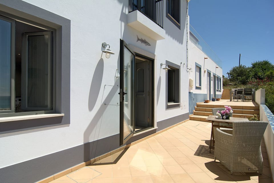 Passage terrace with seating and sea view