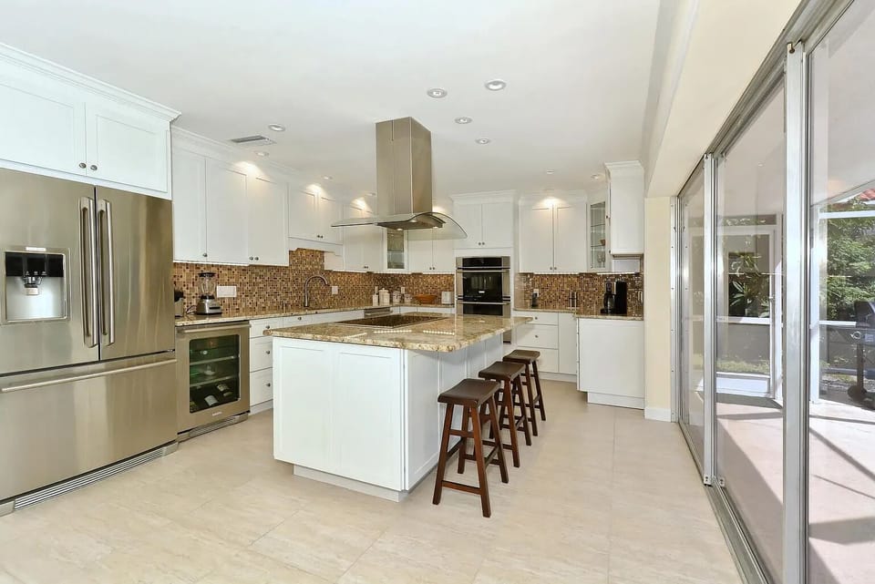 Fully equipped gourmet kitchen