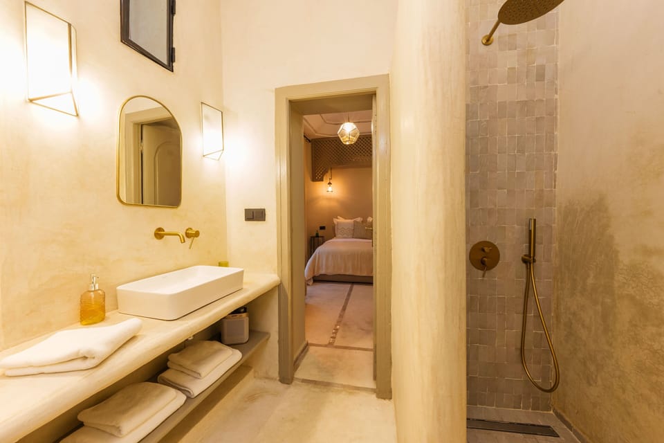Standard Room, Courtyard View | Bathroom | Shower, rainfall showerhead, designer toiletries, hair dryer