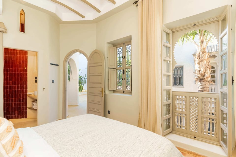 Comfort Room | Egyptian cotton sheets, premium bedding, memory foam beds, in-room safe