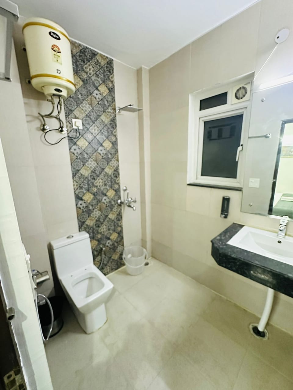 Superior Double Room | Bathroom | Combined shower/tub, designer toiletries, hair dryer, slippers