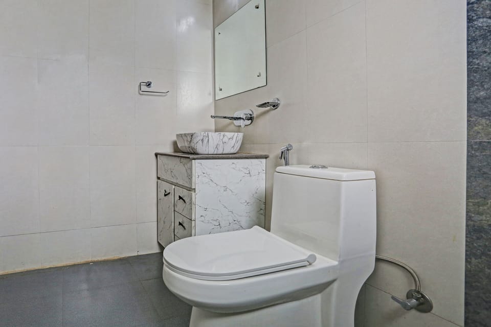 Business Double Room | Bathroom | Combined shower/tub, designer toiletries, hair dryer, slippers