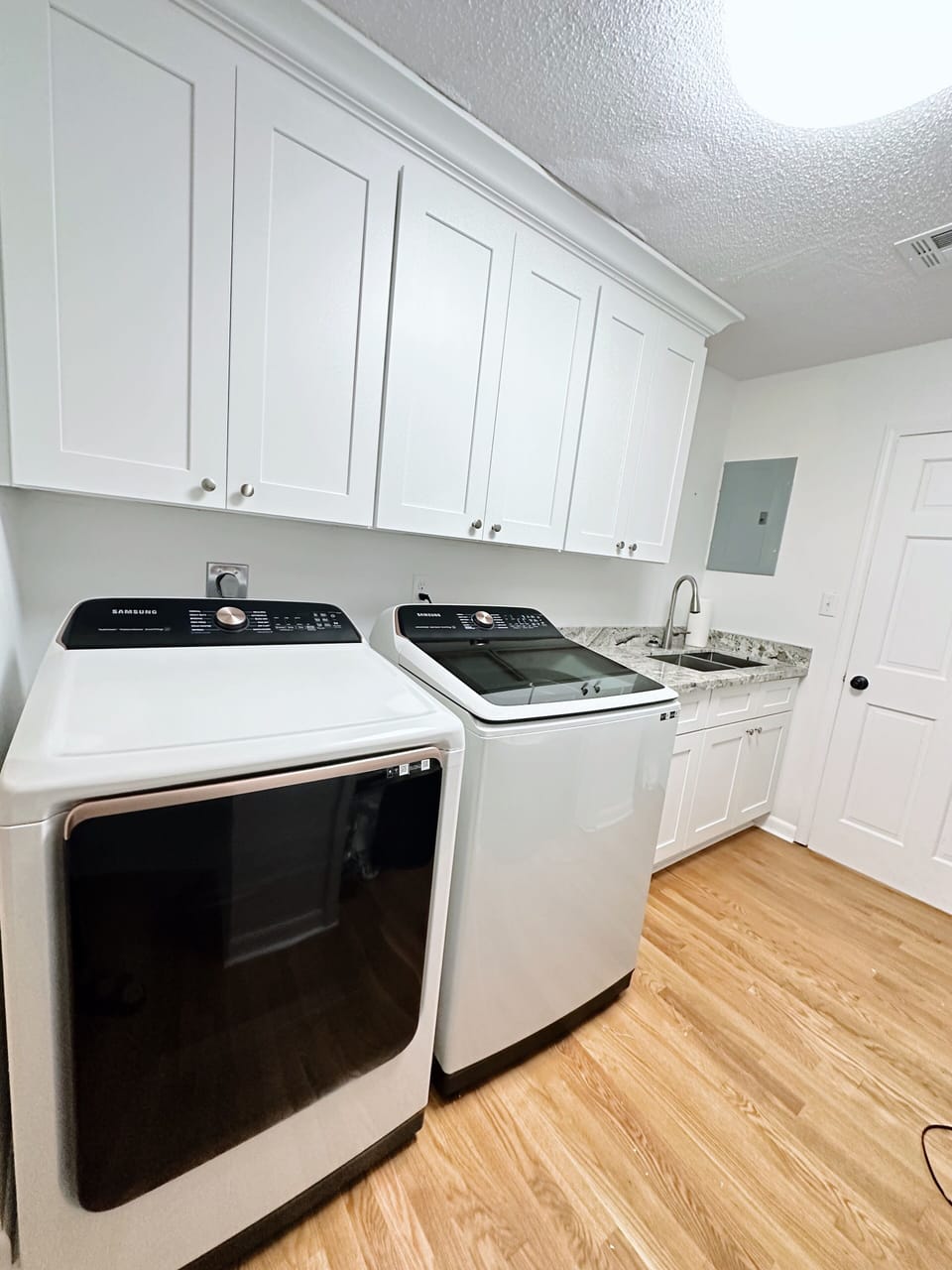 Full in unit washer and dryer for your added convenience! 