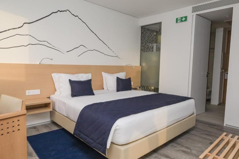 Standard Room, 1 King Bed, Accessible | Premium bedding, minibar, in-room safe, desk