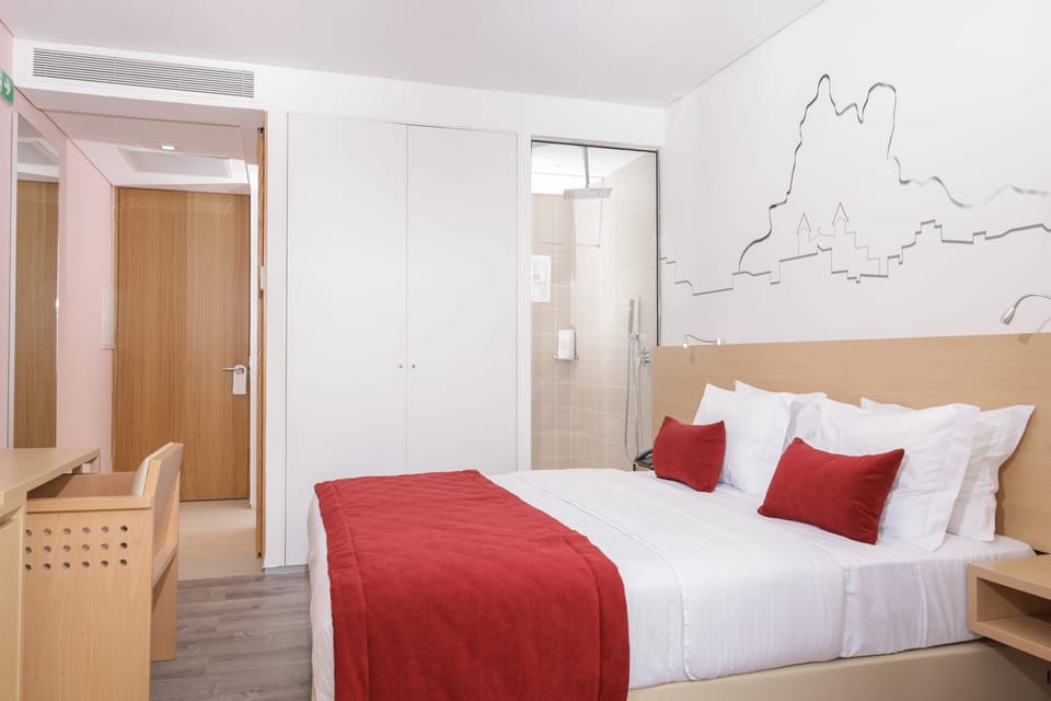 Standard Room, 1 King Bed, Accessible | Premium bedding, minibar, in-room safe, desk