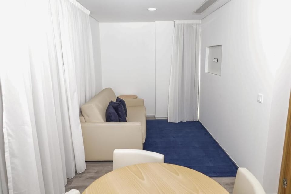 Standard Room, 1 King Bed, Accessible | Premium bedding, minibar, in-room safe, desk