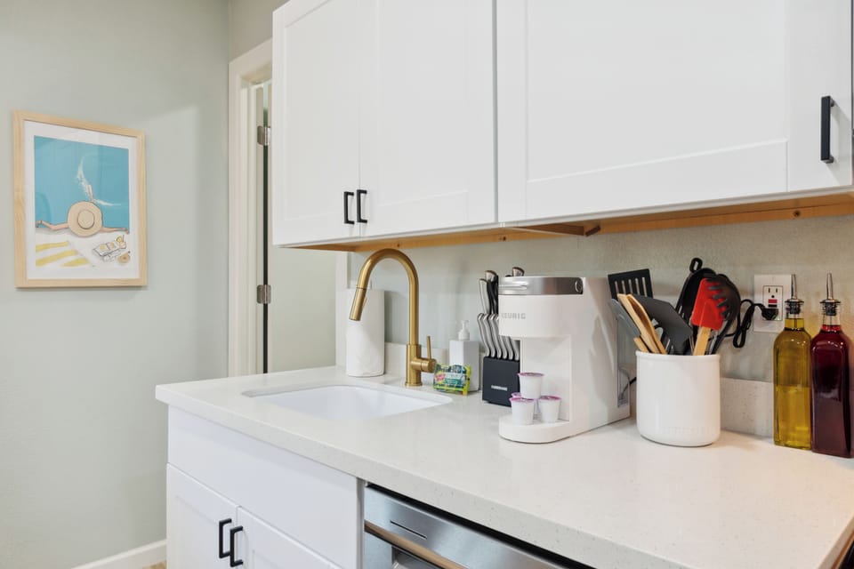 This efficiency kitchen is complete with all the major appliances and cookware.  