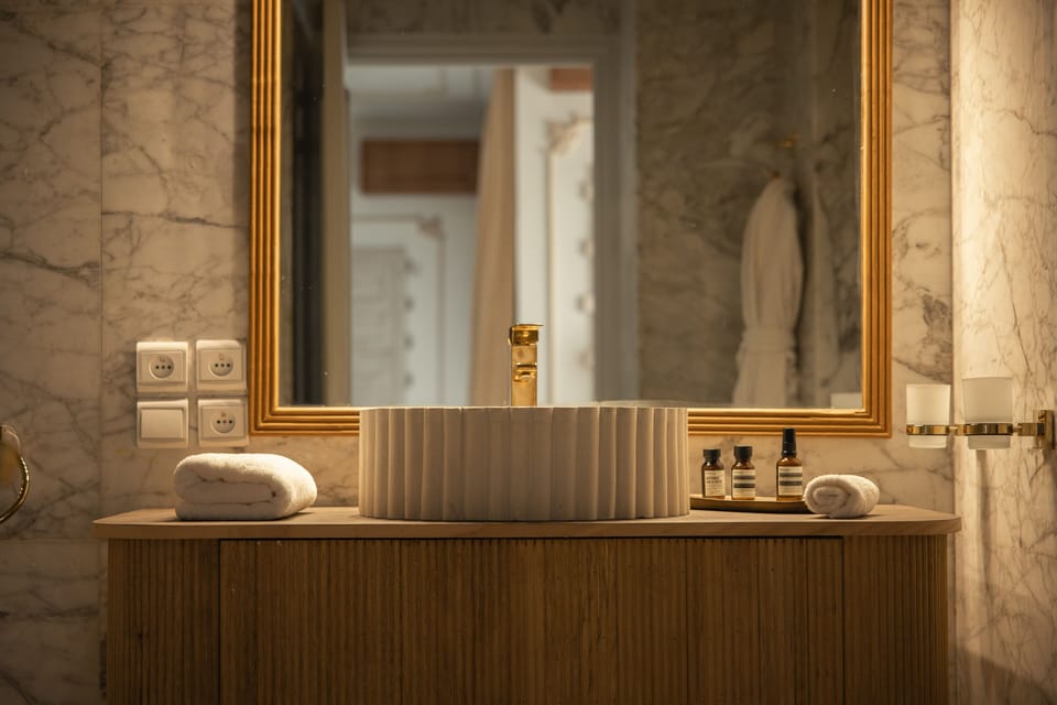 Standard Suite | Bathroom | Bathtub, designer toiletries, hair dryer, slippers