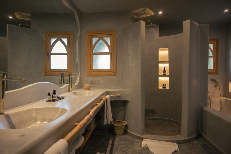 Signature Suite | Bathroom | Bathtub, designer toiletries, hair dryer, slippers