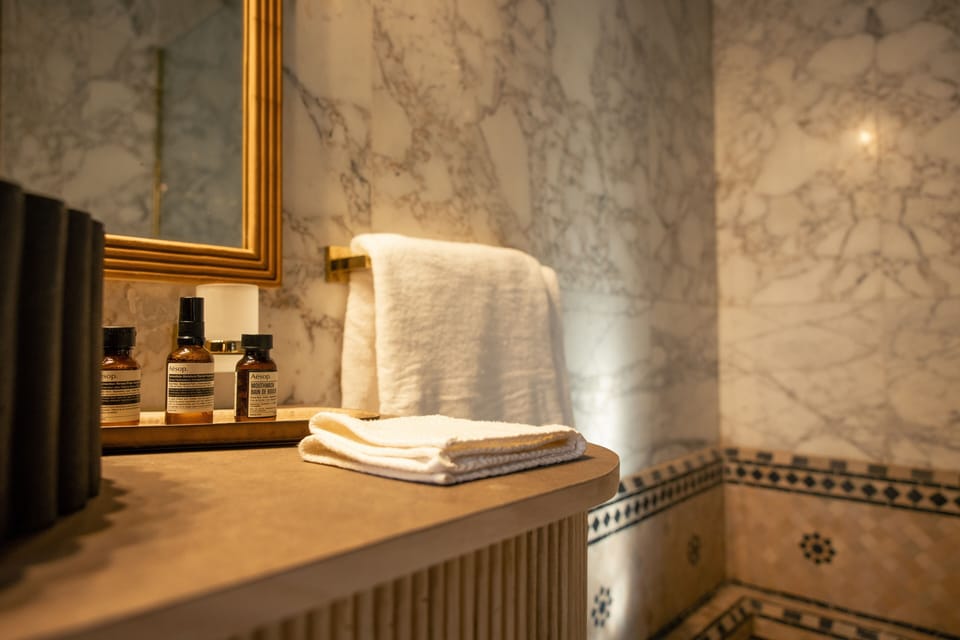 Standard Double Room | Bathroom | Bathtub, designer toiletries, hair dryer, slippers