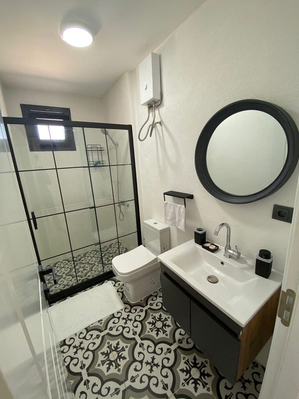 Standard Lower Floor | Bathroom | Shower, hair dryer, slippers, towels