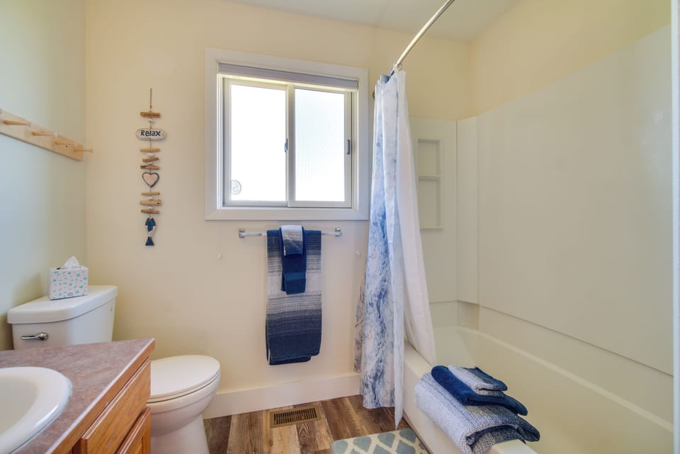 Full Bathroom | 1st Floor | Shower/Tub Combo | Towels Provided
