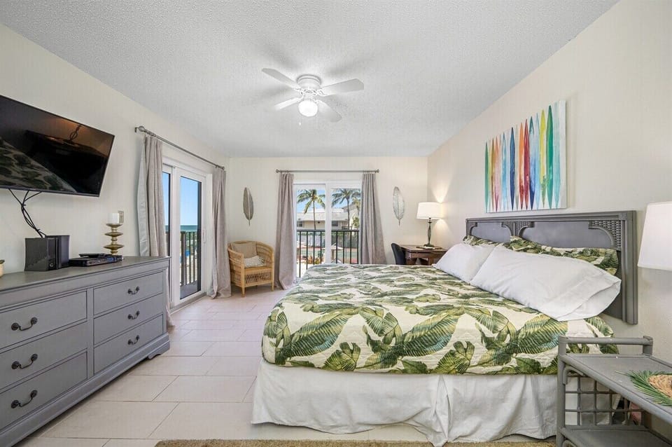 Master bedroom with Pool & Gulf-view