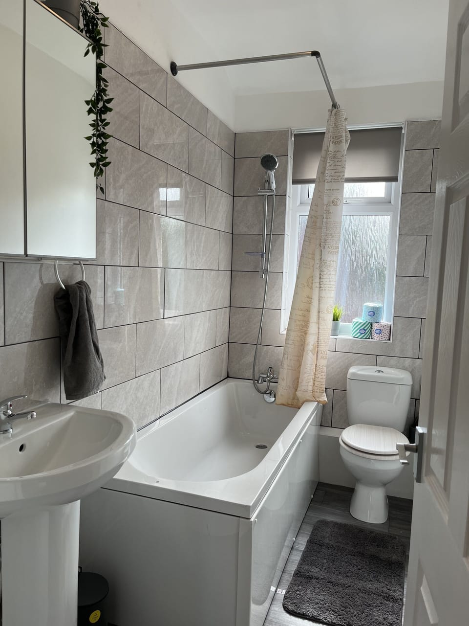 Modernised Central Wigan Townhouse Sleeps up to 6 Apartment in Wigan