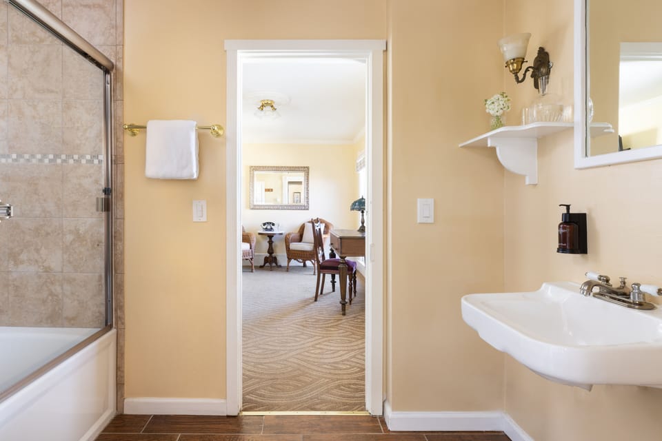Executive Suite, Partial Ocean View | Bathroom | Free toiletries, hair dryer, towels