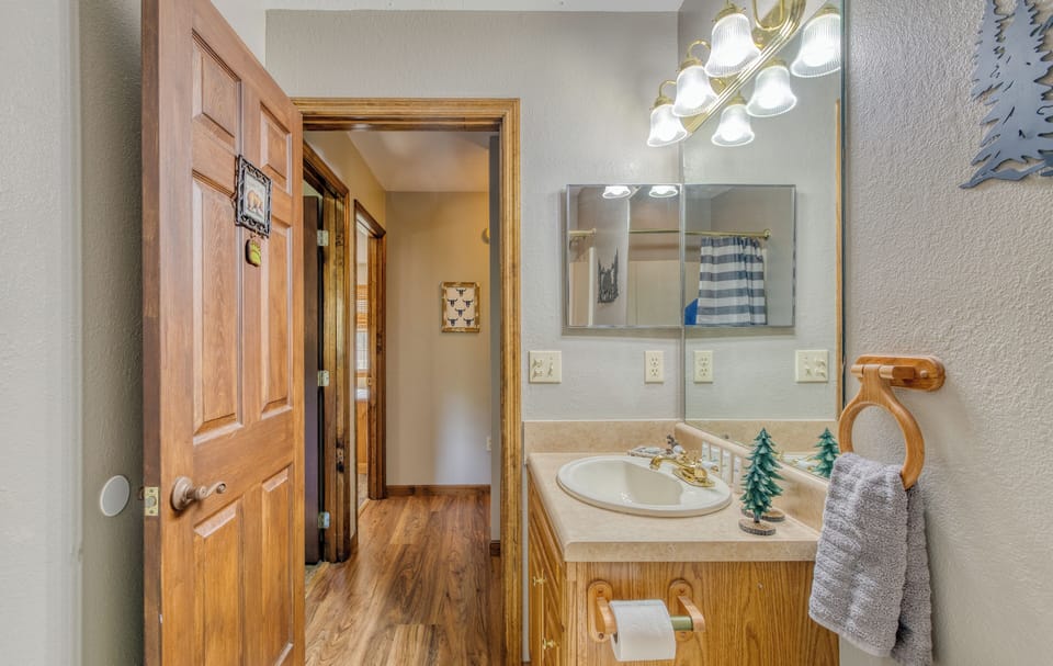 Guest Full Bathroom