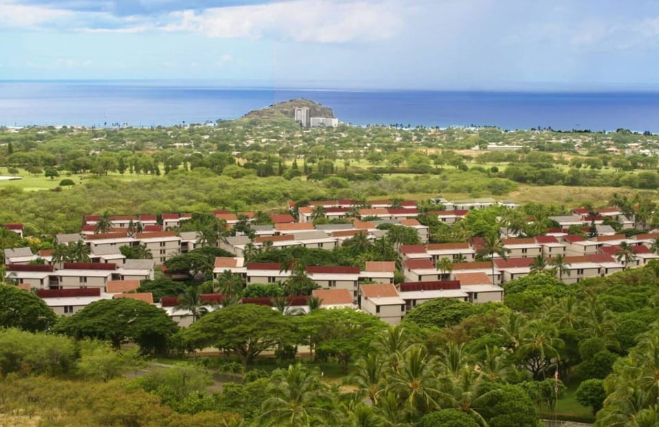Makaha Valley and views towards the ocean