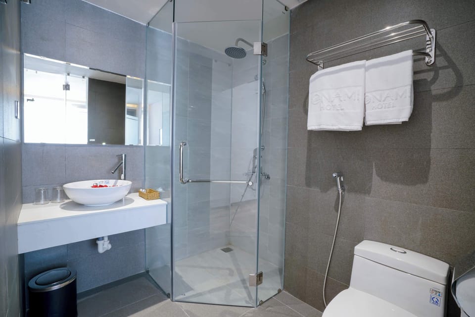 Separate tub and shower, rainfall showerhead, free toiletries