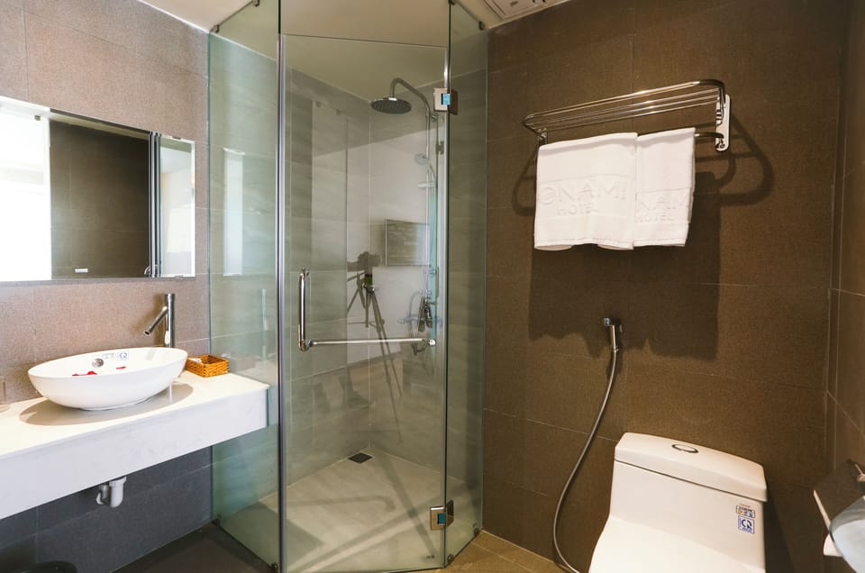 Standard Room, 1 King Bed, City View, Beachside | Bathroom | Separate tub and shower, rainfall showerhead, free toiletries