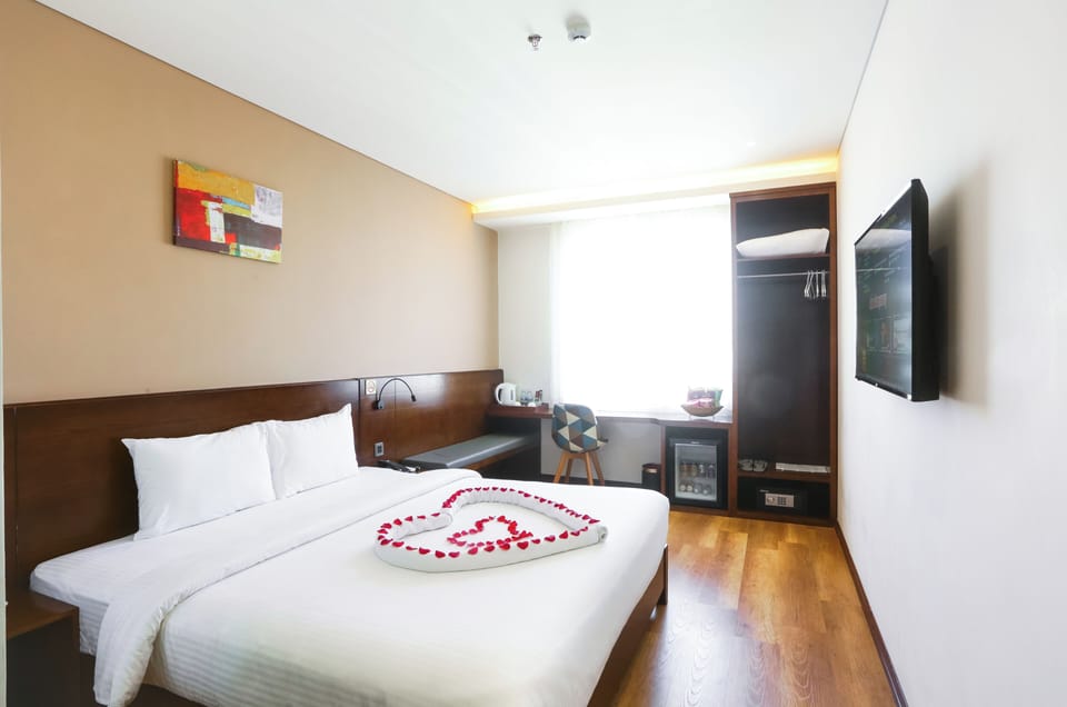 Standard Room, 1 King Bed, City View, Beachside | 1 bedroom, minibar, in-room safe, desk