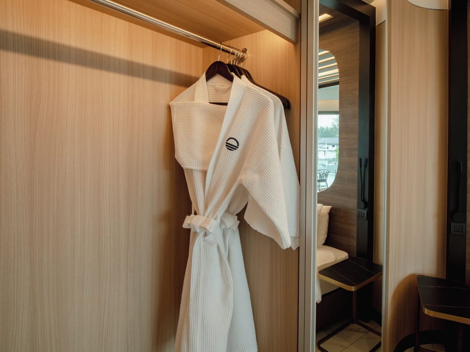 Deluxe Twin Room, 2 Twin Beds | In-room safe, desk, laptop workspace, soundproofing