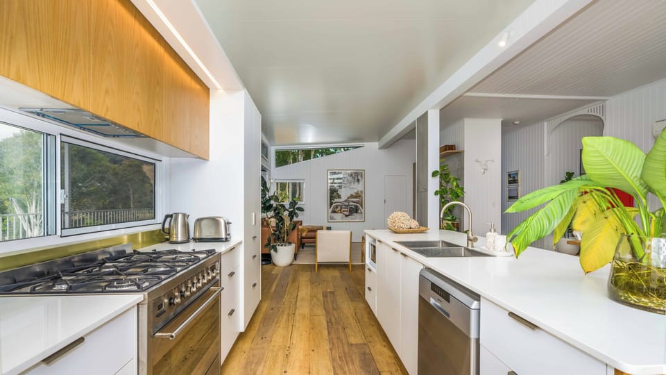 Fully equipped kitchen with coffee machine & breakfast island 