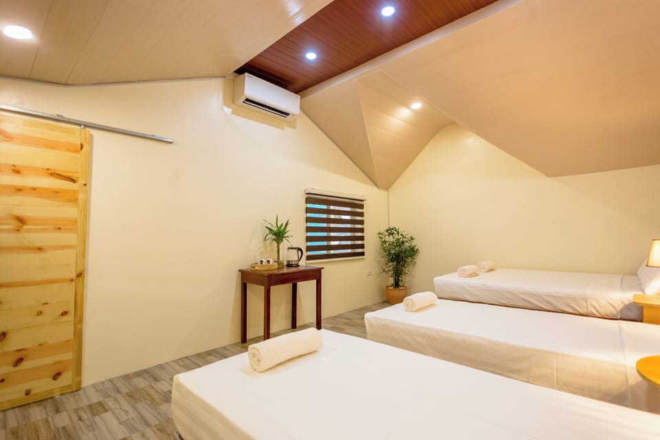 Family Quadruple Room | Desk, free WiFi, bed sheets