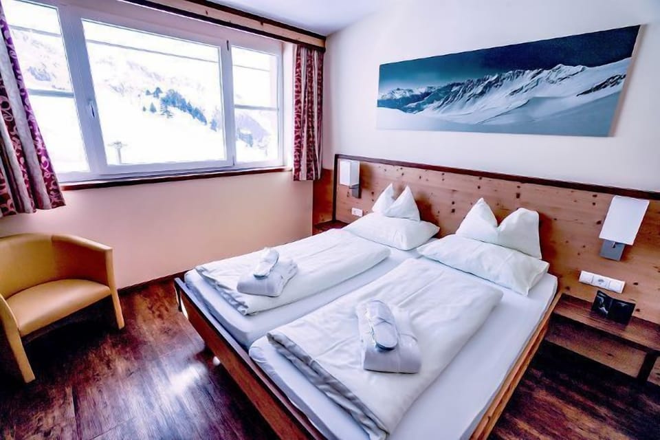 Doppelzimmer | In-room safe, desk, blackout drapes, iron/ironing board