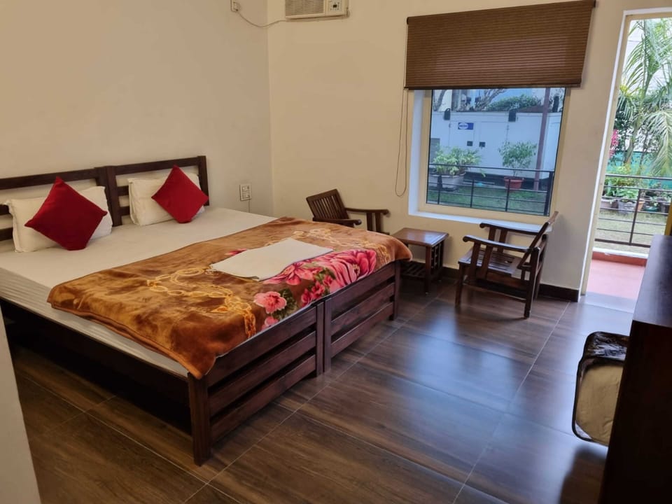 Deluxe Room | Egyptian cotton sheets, premium bedding, Select Comfort beds, desk