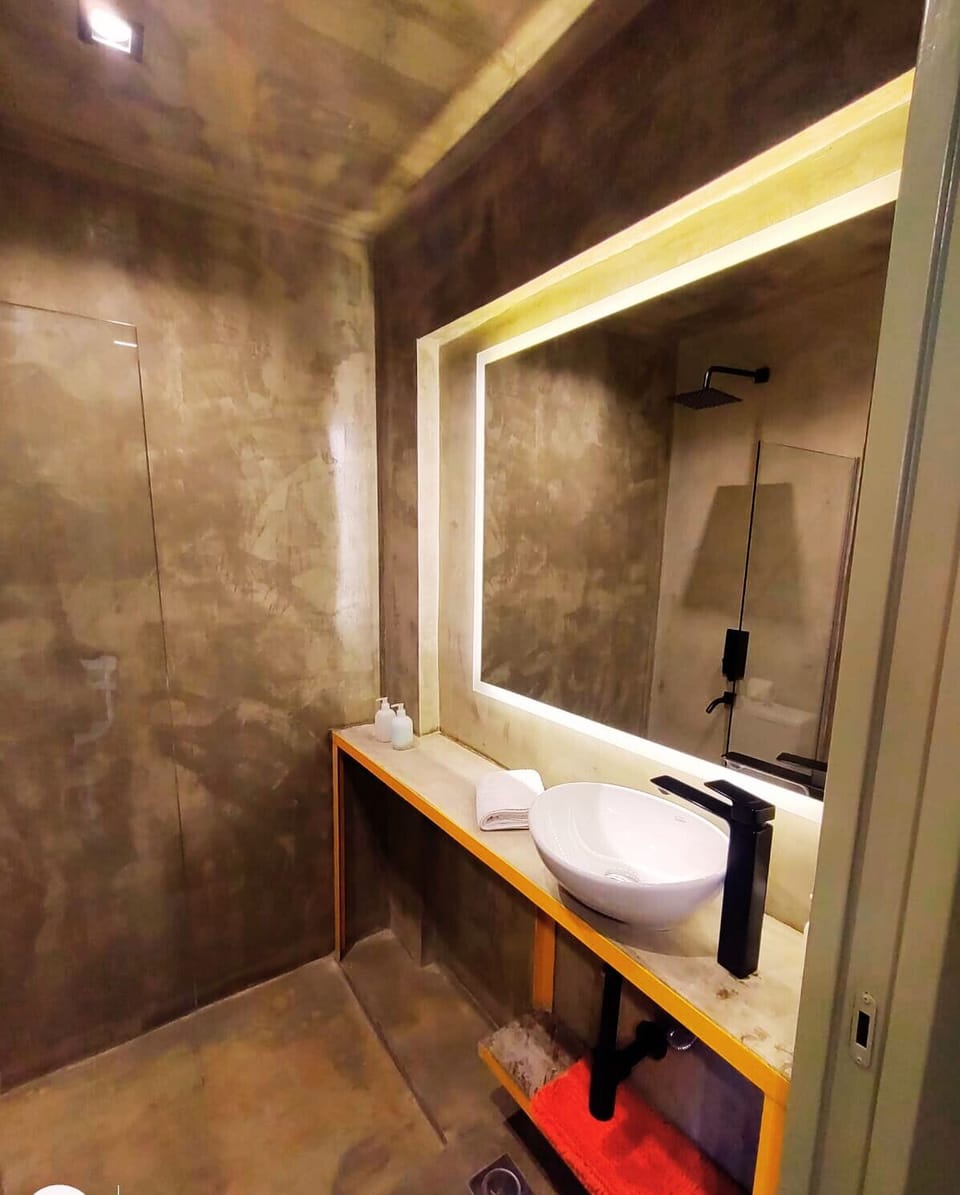 Classic Single Room | Bathroom | Shower, rainfall showerhead, eco-friendly toiletries, towels