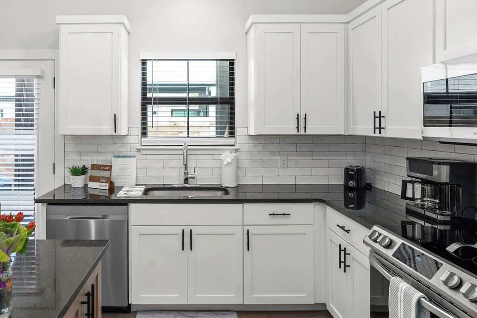 Beautifully done full kitchen.