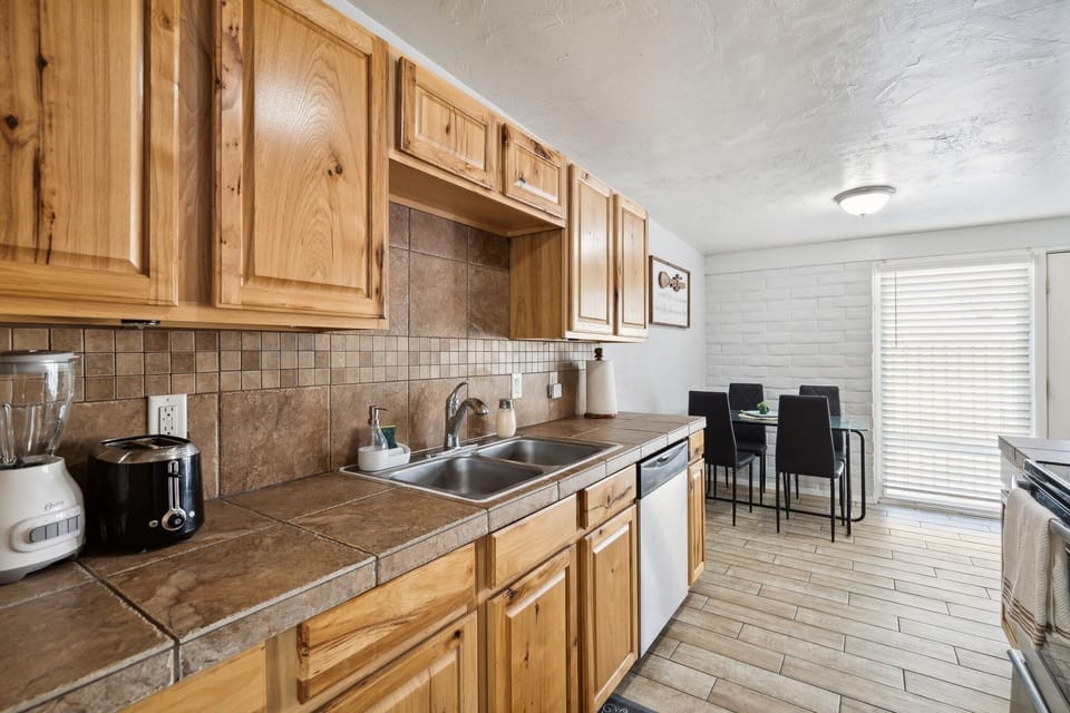 House, 4 Bedrooms | Private kitchen | Coffee/tea maker, fridge, oven, electric kettle