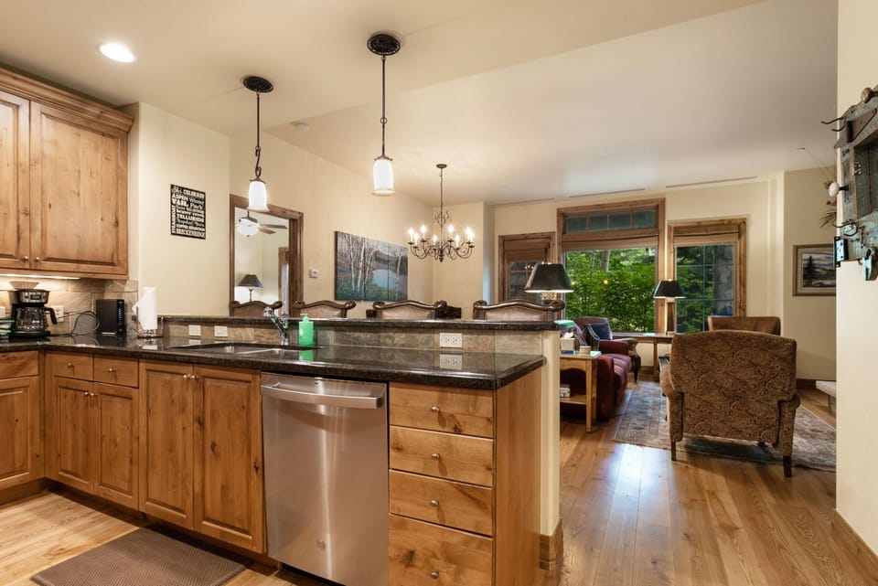 Condo, 3 Bedrooms | Private kitchen | Fridge, oven, coffee/tea maker, toaster