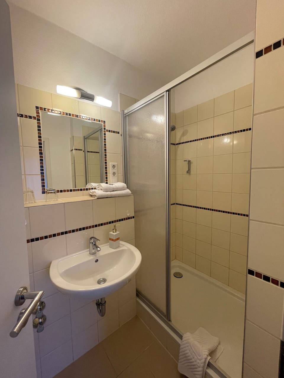 Superior Double Room | Bathroom | Shower, hair dryer, towels, soap